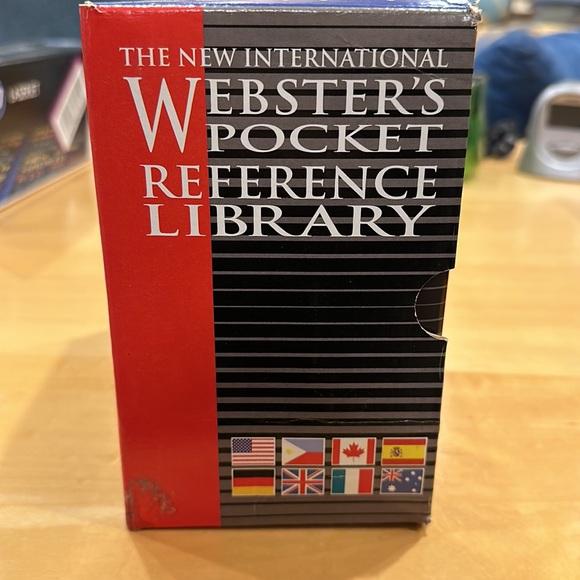 THE NEW INTERNATIONAL WEBSTER’S POCKET REFERENCE LIBRARY: 8 VOLUME BOX SET - Picture 3 of 8